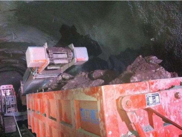 扒渣機(jī)工作場(chǎng)地.jpg 扒渣機(jī)礦洞作業(yè).jpg